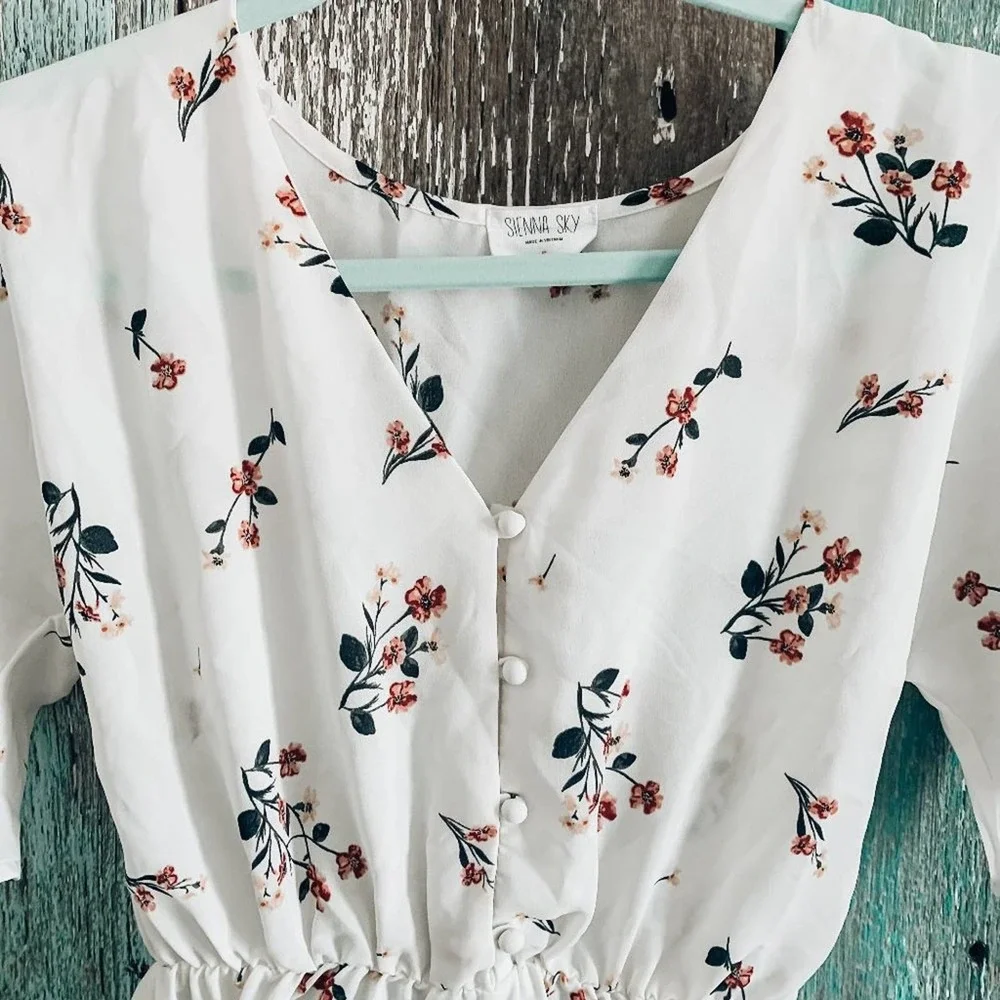 Sienna Sky Floral Button Peplum Blouse White Small - Picture 3 of 5